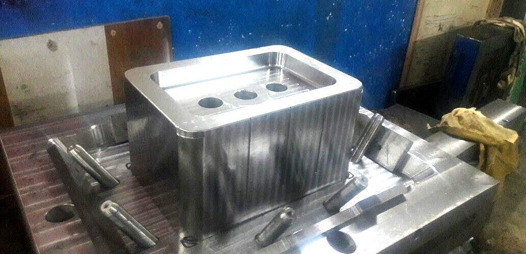 نمایی از بخش بالایی قالب تزریقی پیش از مونتاژ نهایی