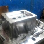 نمایی از بخش بالایی قالب تزریقی پیش از مونتاژ نهایی