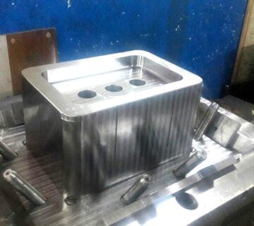 نمایی از بخش بالایی قالب تزریقی پیش از مونتاژ نهایی