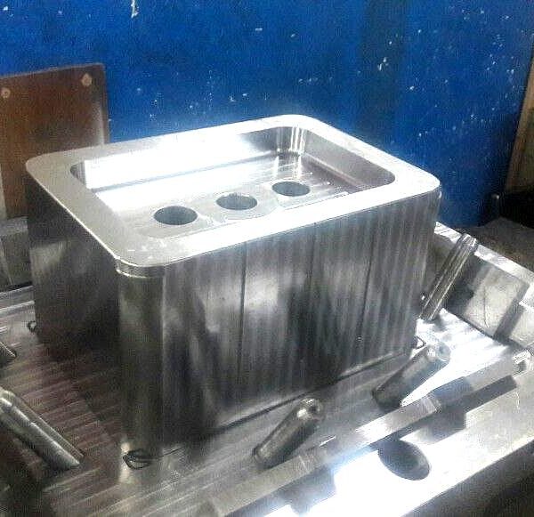 نمایی از بخش بالایی قالب تزریقی پیش از مونتاژ نهایی نمایی از بخش بالایی قالب تزریقی پیش از مونتاژ نهایی